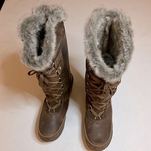 Sorel snow boots for women size 11 with faux fur lining, rubbery sole for grip.